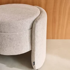 Moderner Hocker mit Stoffbezug und Stauraum