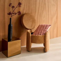 Moderner Hocker mit Stoffbezug und Stauraum
