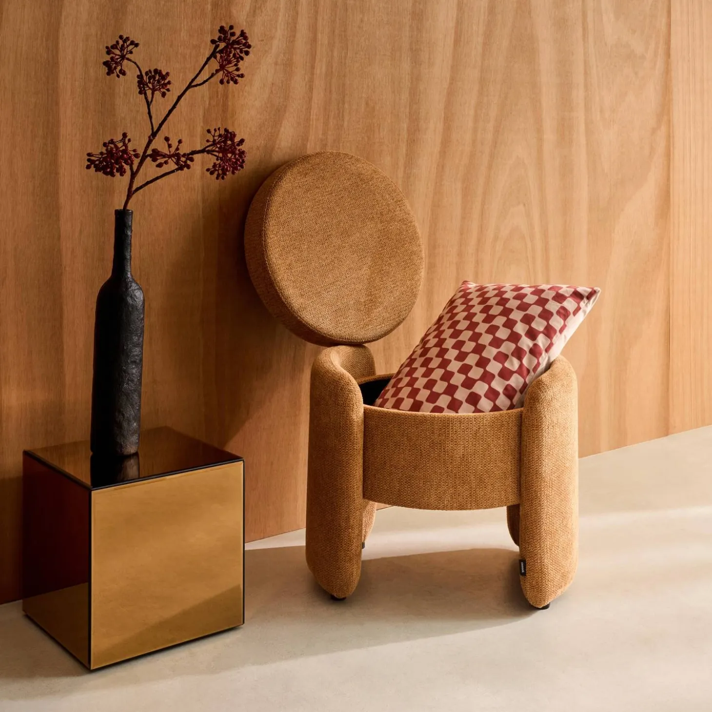 Moderner Hocker mit Stoffbezug und Stauraum