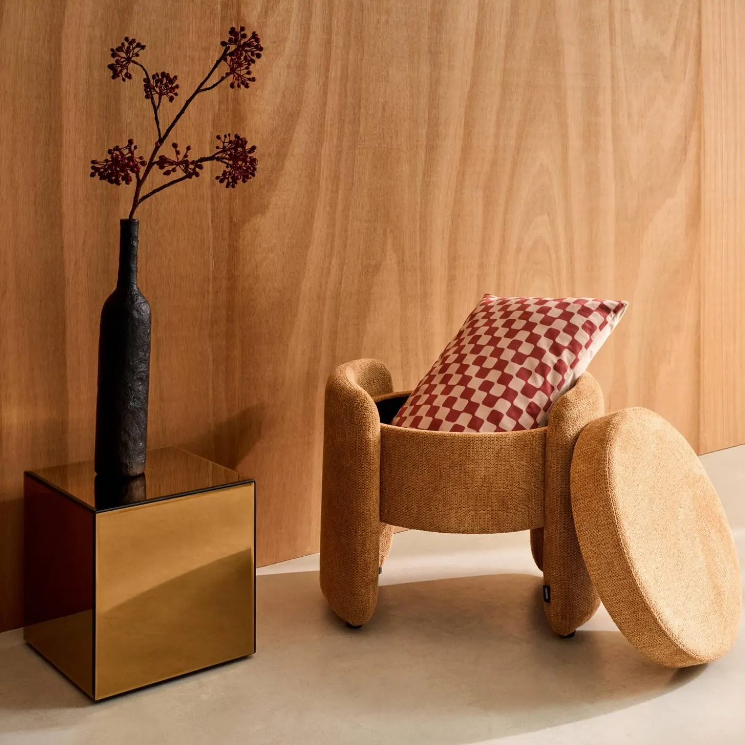 Moderner Hocker mit Stoffbezug und Stauraum