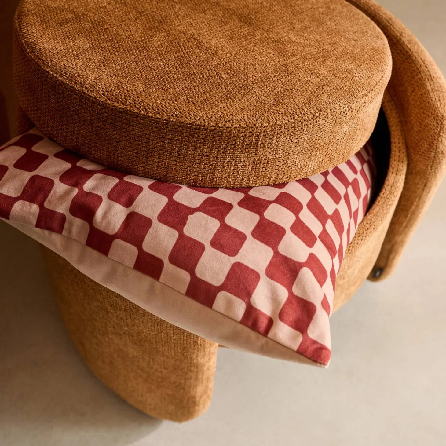 Moderner Hocker mit Stoffbezug und Stauraum
