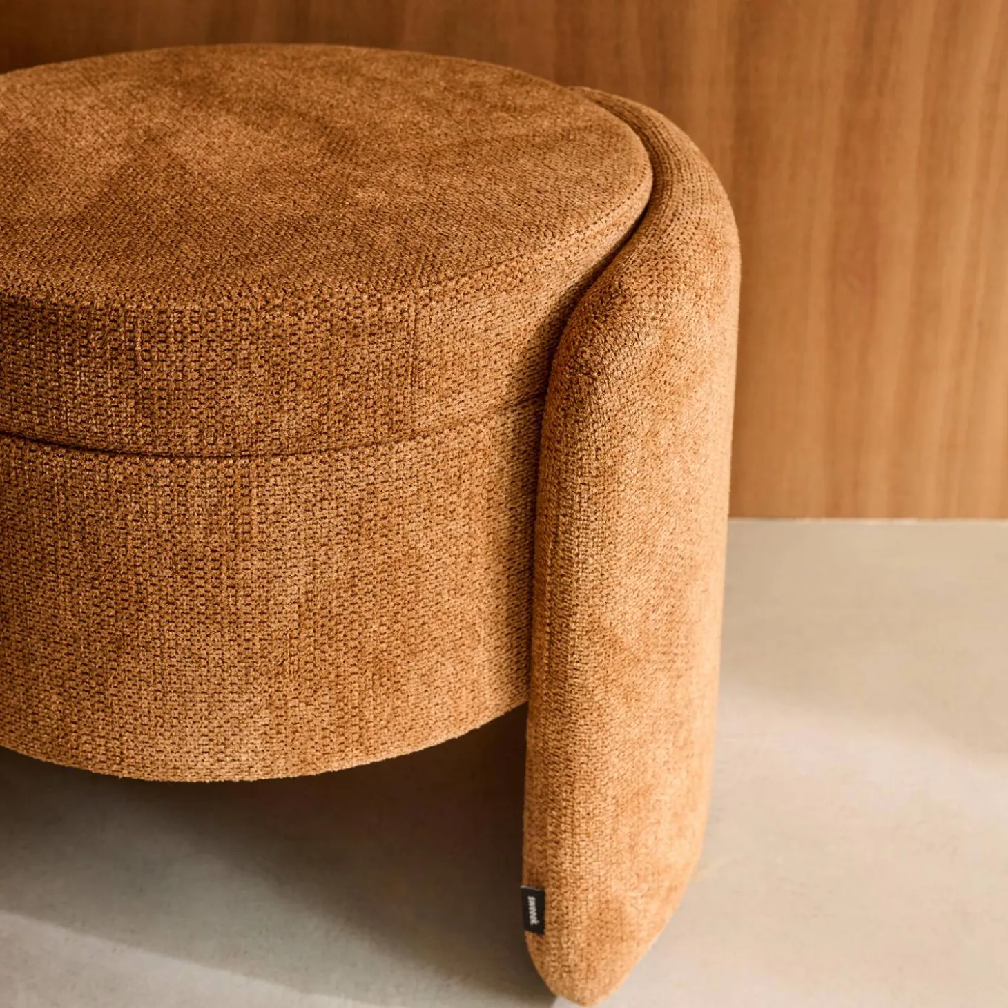 Moderner Hocker mit Stoffbezug und Stauraum