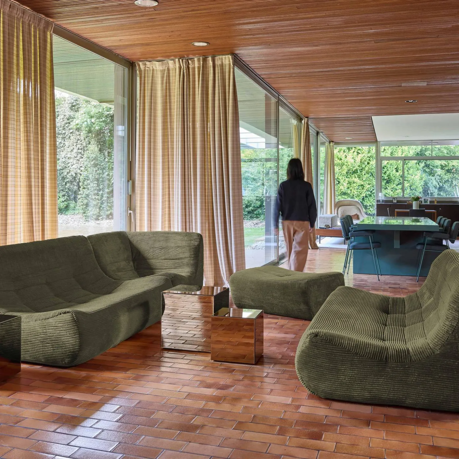 Modulares Ecksofa für 7 Personen mit Cordbezug und Hocker