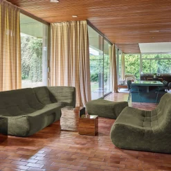 Modulares Ecksofa für 7 Personen mit Cordbezug und Hocker