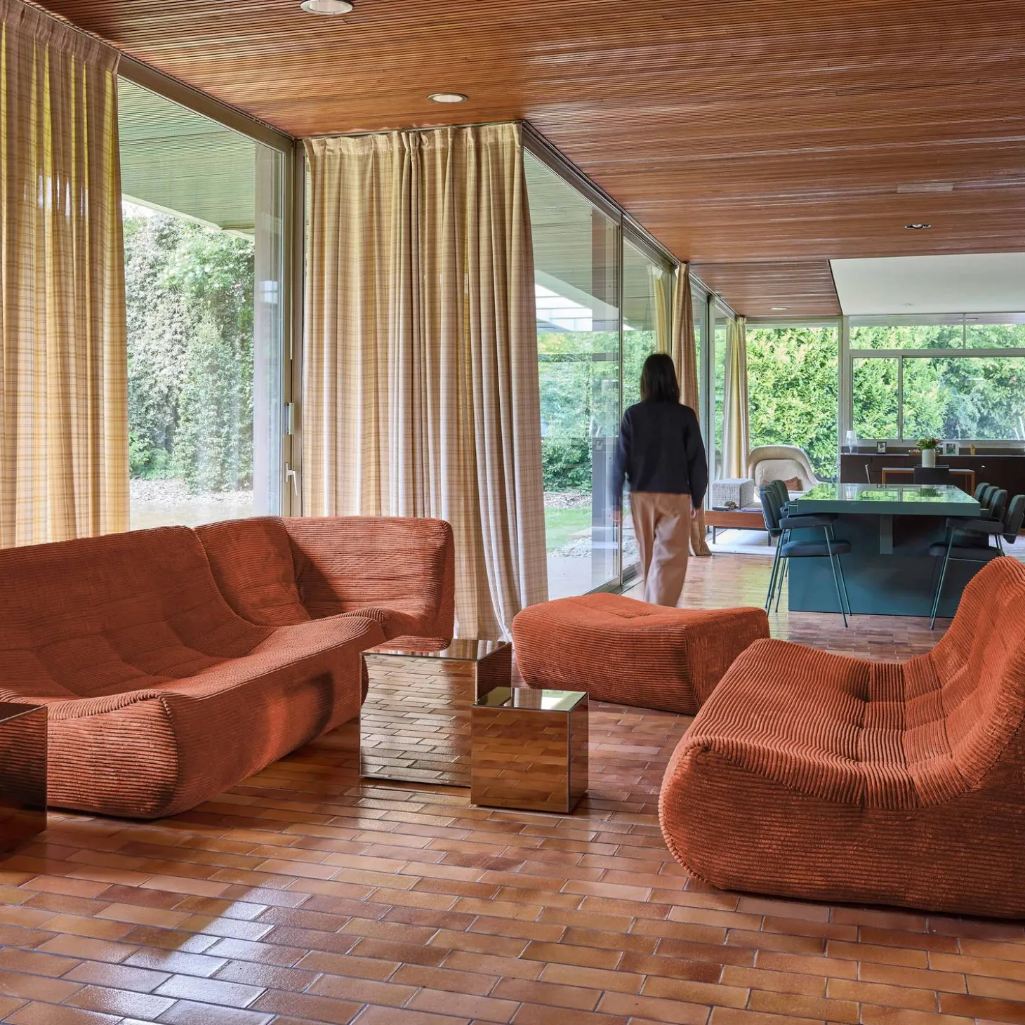 Modulares Ecksofa für 7 Personen mit Cordbezug und Hocker