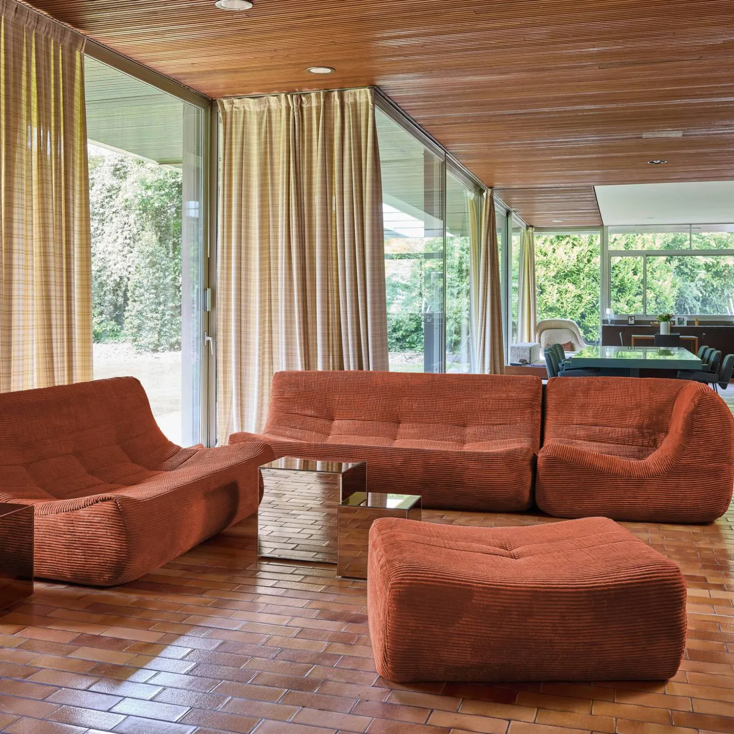 Modulares Ecksofa für 7 Personen mit Cordbezug und Hocker