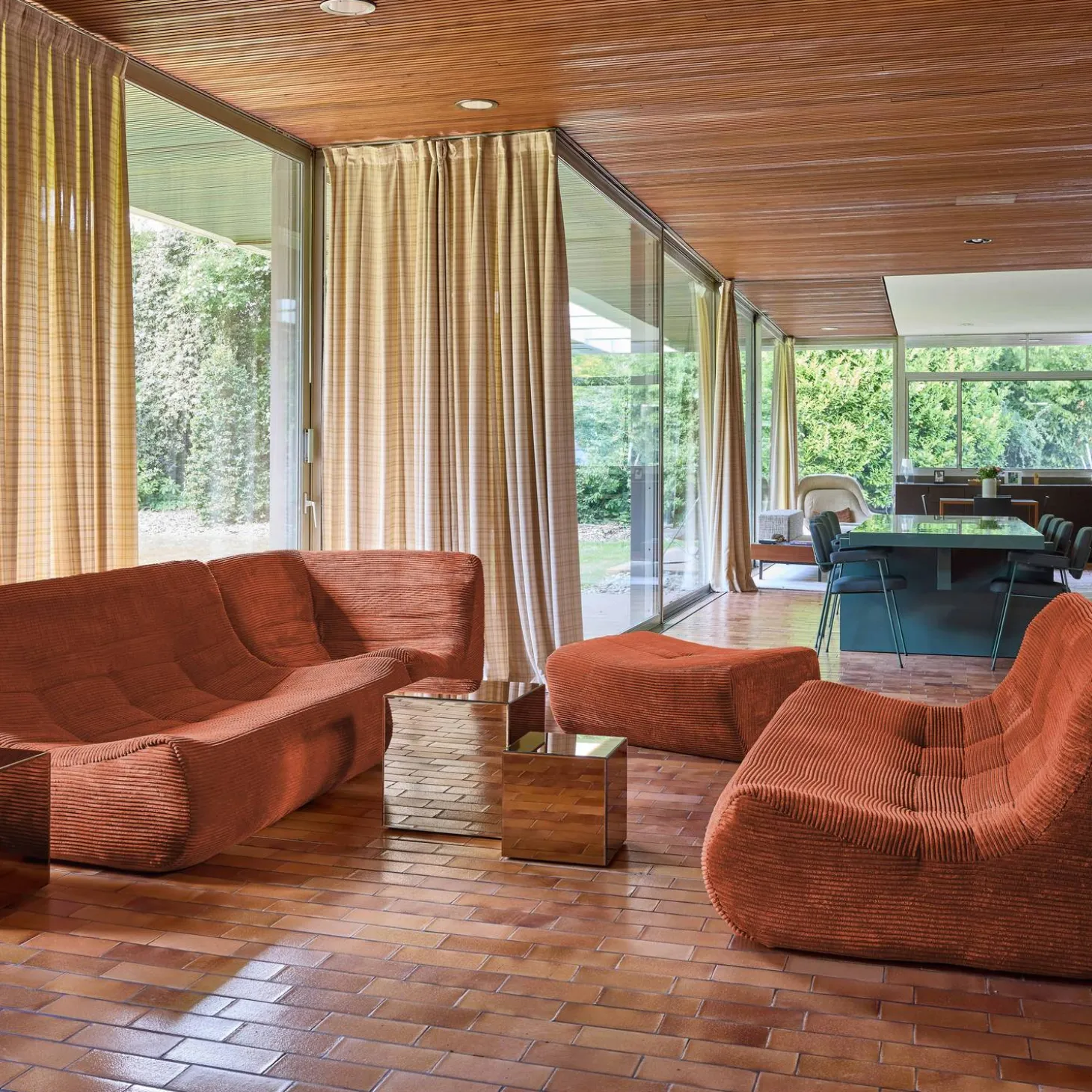 Modulares Ecksofa für 7 Personen mit Cordbezug und Hocker
