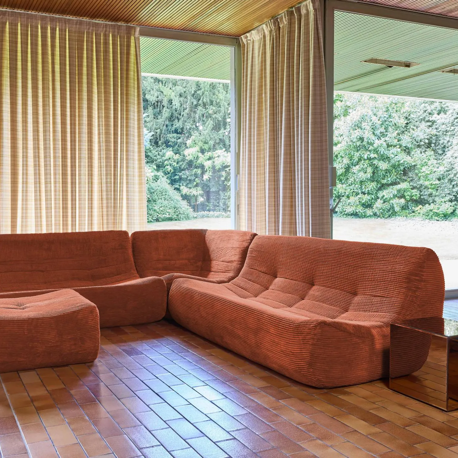 Modulares Ecksofa für 7 Personen mit Cordbezug und Hocker
