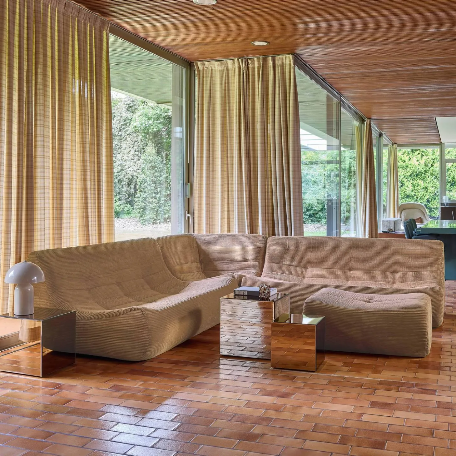 Modulares Ecksofa für 7 Personen mit Cordbezug und Hocker