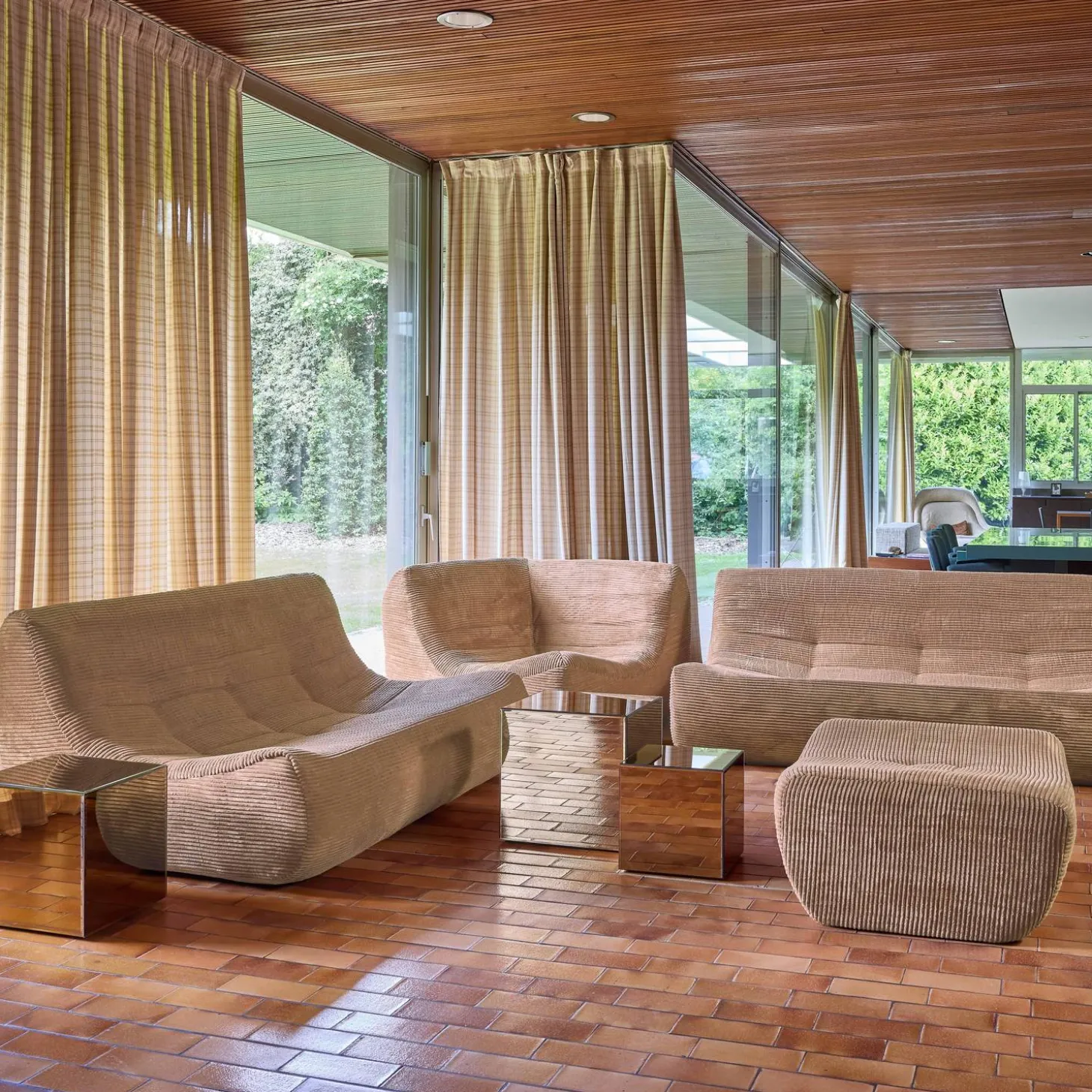 Modulares Ecksofa für 7 Personen mit Cordbezug und Hocker