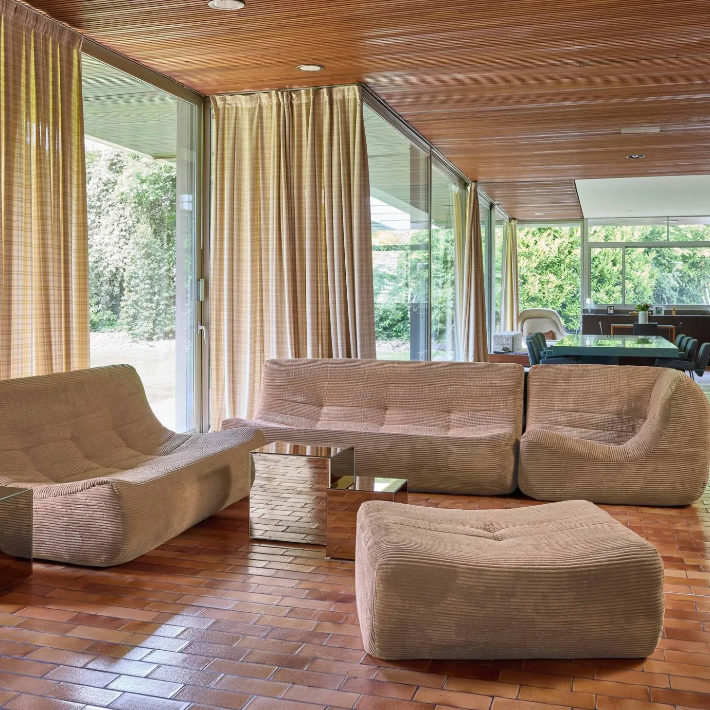 Modulares Ecksofa für 7 Personen mit Cordbezug und Hocker
