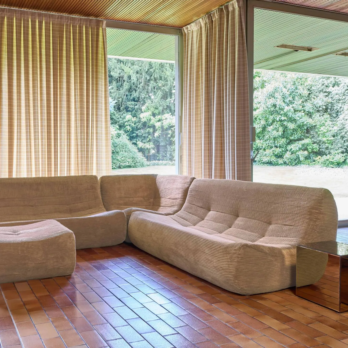 Modulares Ecksofa für 7 Personen mit Cordbezug und Hocker