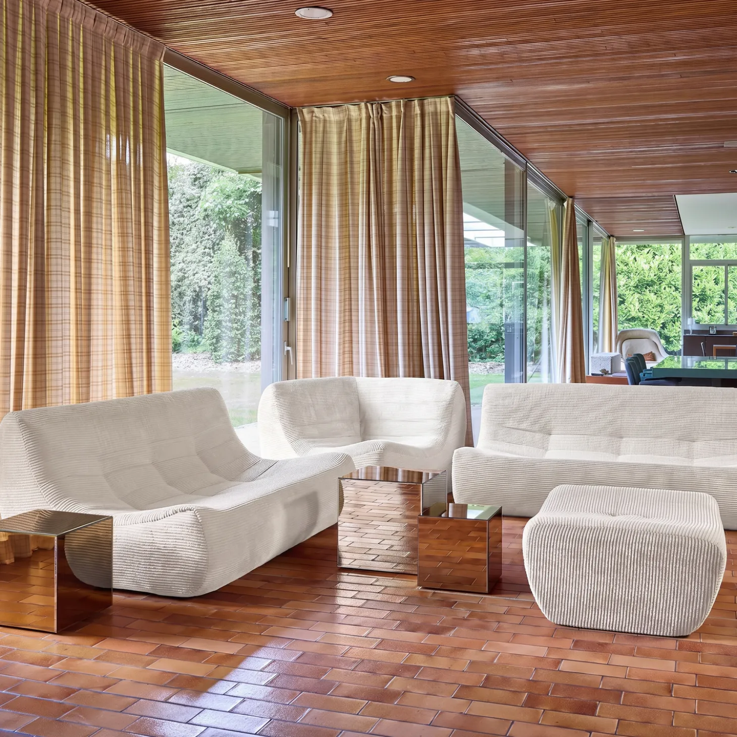 Modulares Ecksofa für 7 Personen mit Cordbezug und Hocker