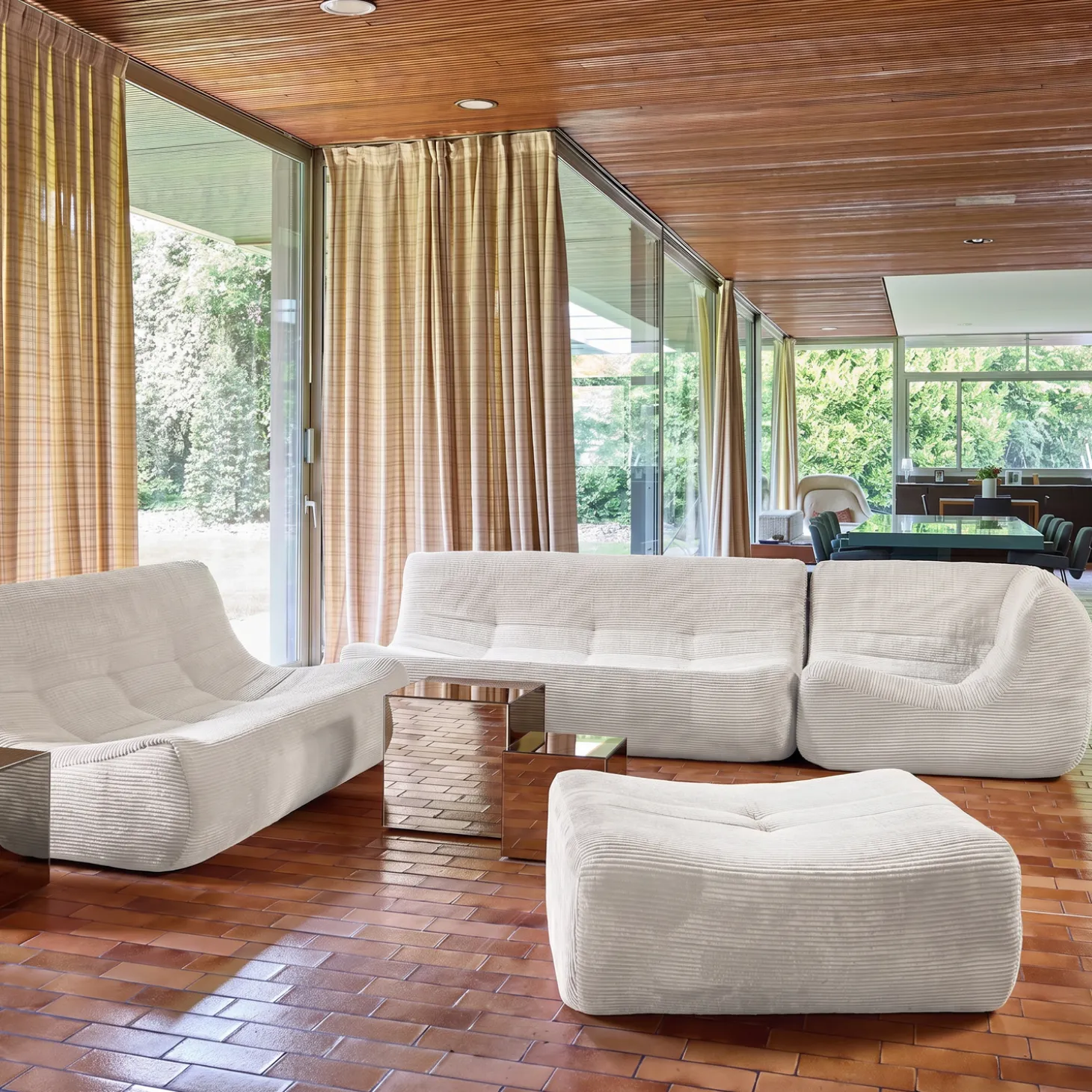 Modulares Ecksofa für 7 Personen mit Cordbezug und Hocker