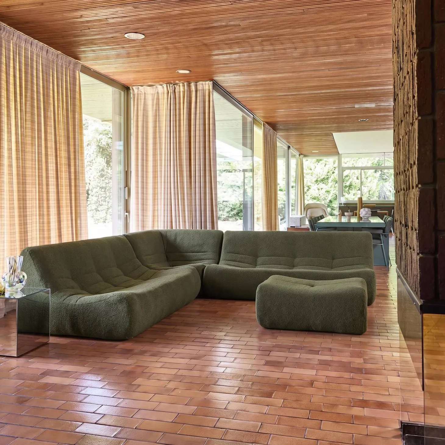 Modulares Ecksofa für 7 Personen mit strukturiertem Bouclé-Bezug und Hocker