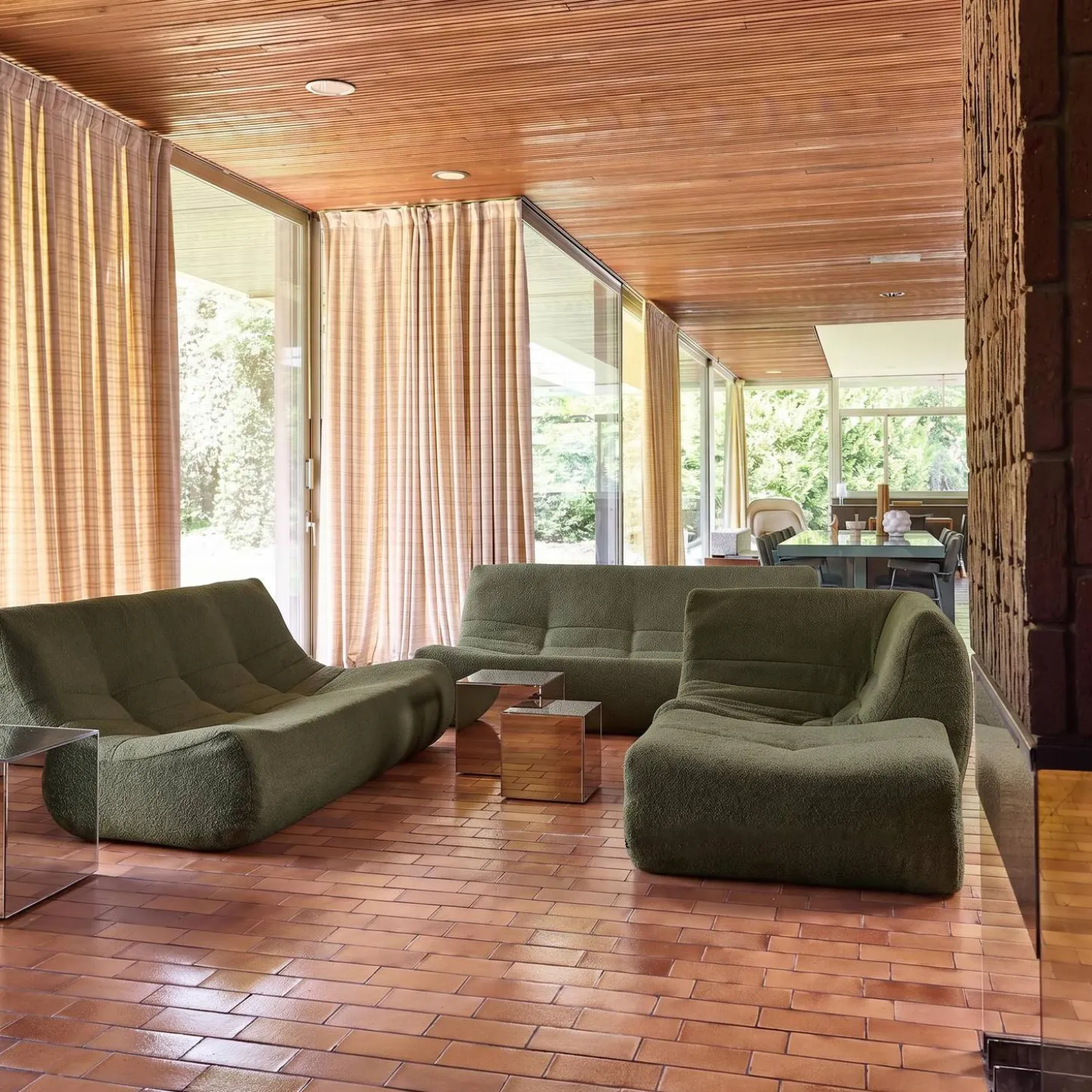 Modulares Ecksofa für 7 Personen mit strukturiertem Bouclé-Bezug und Hocker