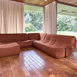 Modulares Ecksofa für 7 Personen mit strukturiertem Bouclé-Bezug und Hocker