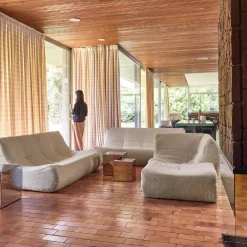 Modulares Ecksofa für 7 Personen mit strukturiertem Bouclé-Bezug und Hocker