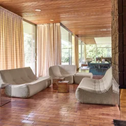 Modulares Ecksofa für 7 Personen mit strukturiertem Bouclé-Bezug und Hocker