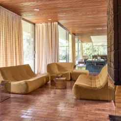 Modulares Ecksofa für 7 Personen mit strukturiertem Bouclé-Bezug und Hocker