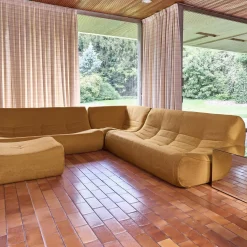 Modulares Ecksofa für 7 Personen mit strukturiertem Bouclé-Bezug und Hocker