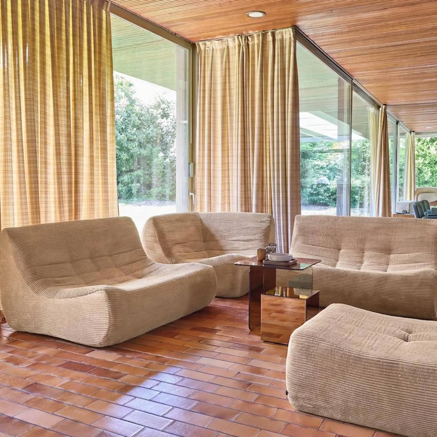 Modulares 5-Sitzer Ecksofa mit 5 Cordbezug und Hocker