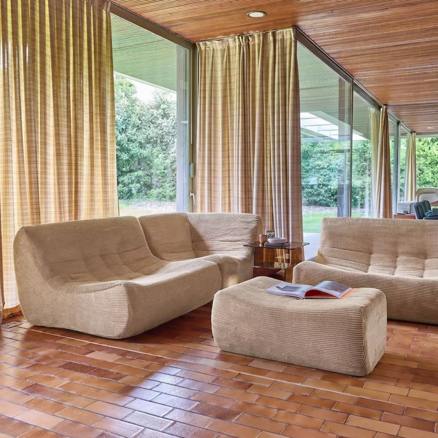 Modulares 5-Sitzer Ecksofa mit 5 Cordbezug und Hocker