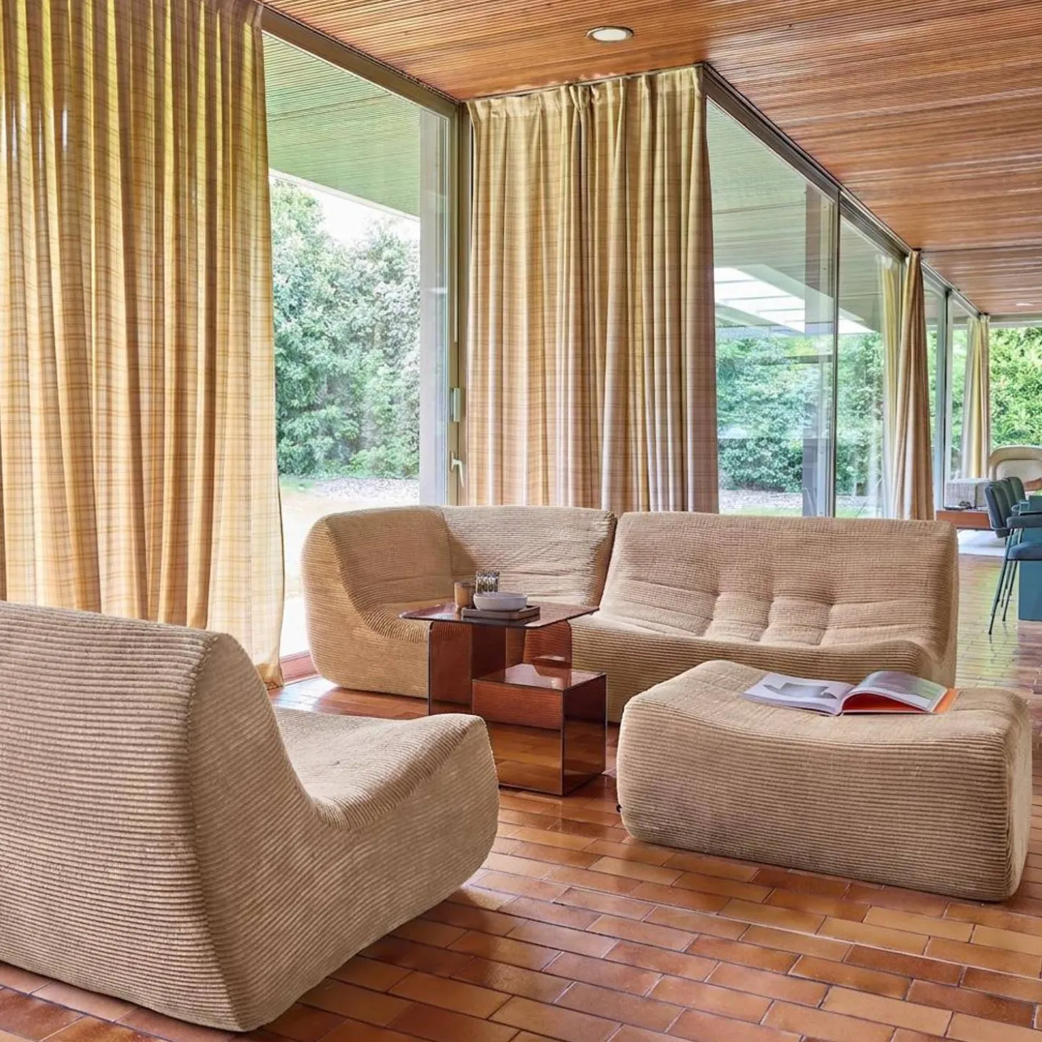 Modulares 5-Sitzer Ecksofa mit 5 Cordbezug und Hocker