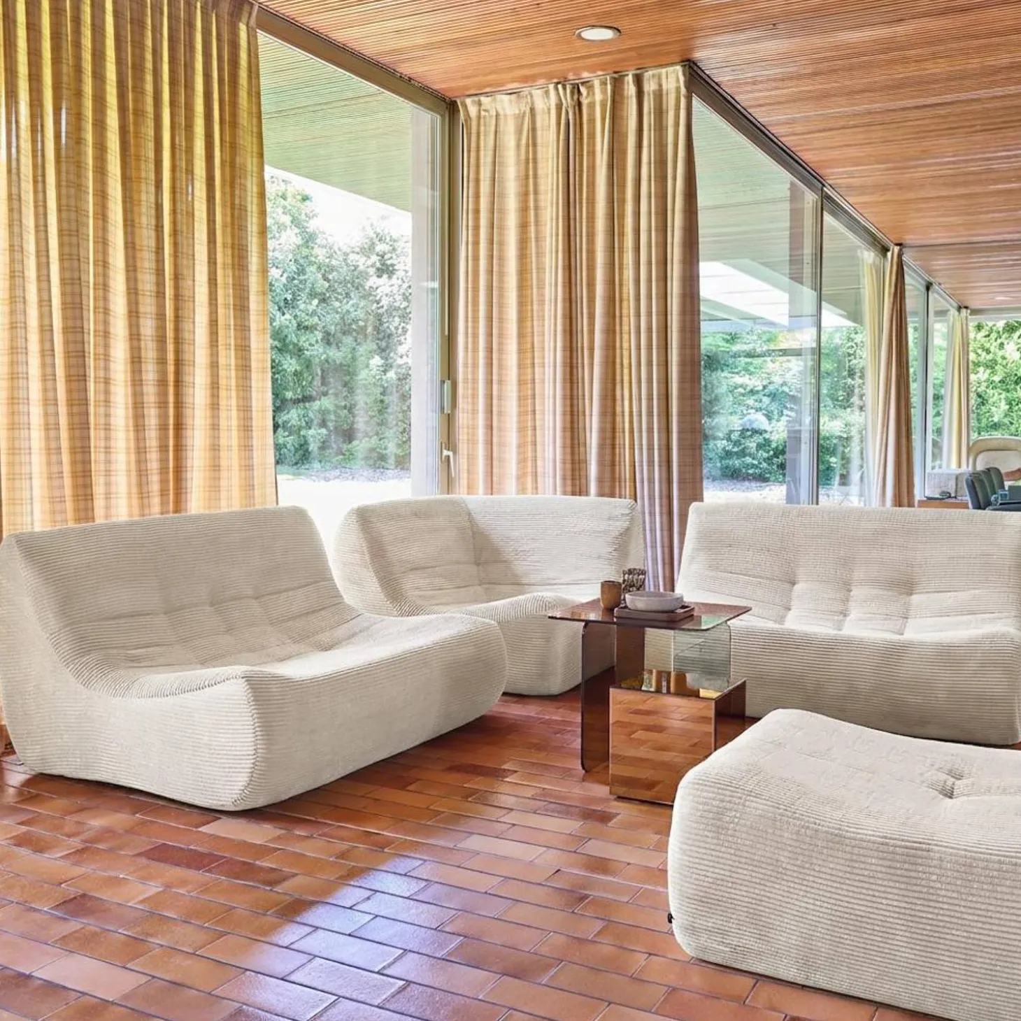 Modulares 5-Sitzer Ecksofa mit 5 Cordbezug und Hocker