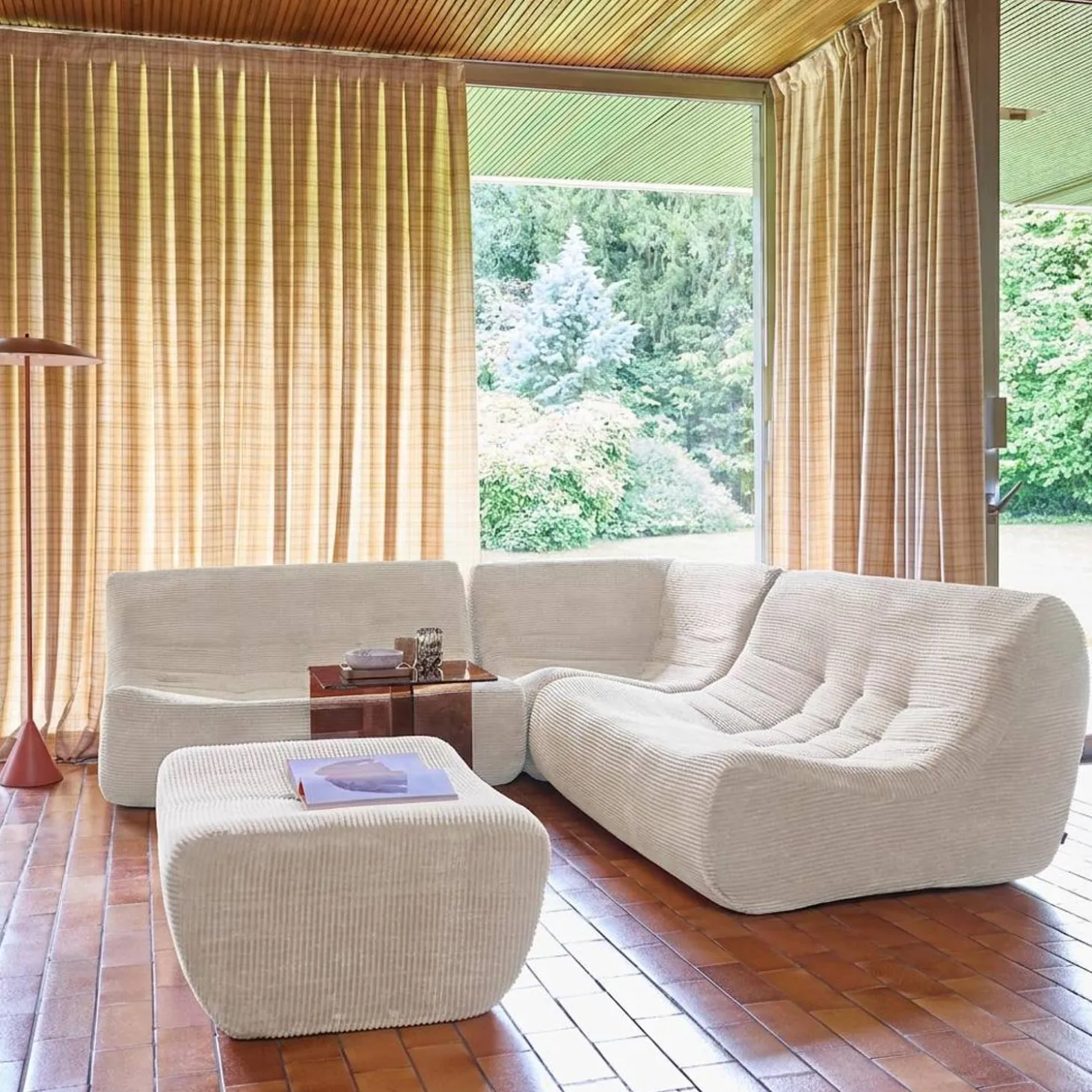 Modulares 5-Sitzer Ecksofa mit 5 Cordbezug und Hocker