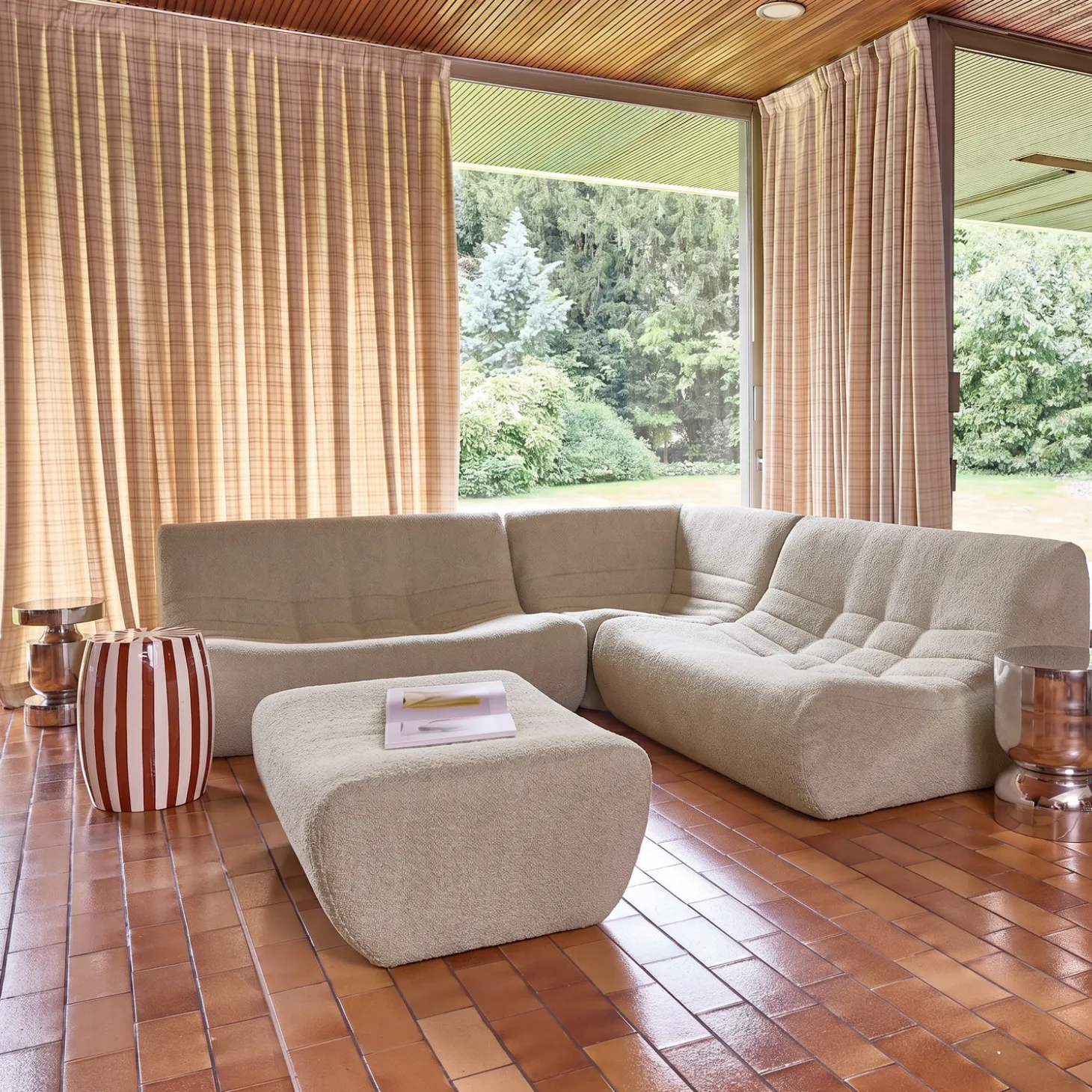 Modulares 5-Sitzer Ecksofa mit strukturiertem Bouclé-Bezug und Hocker