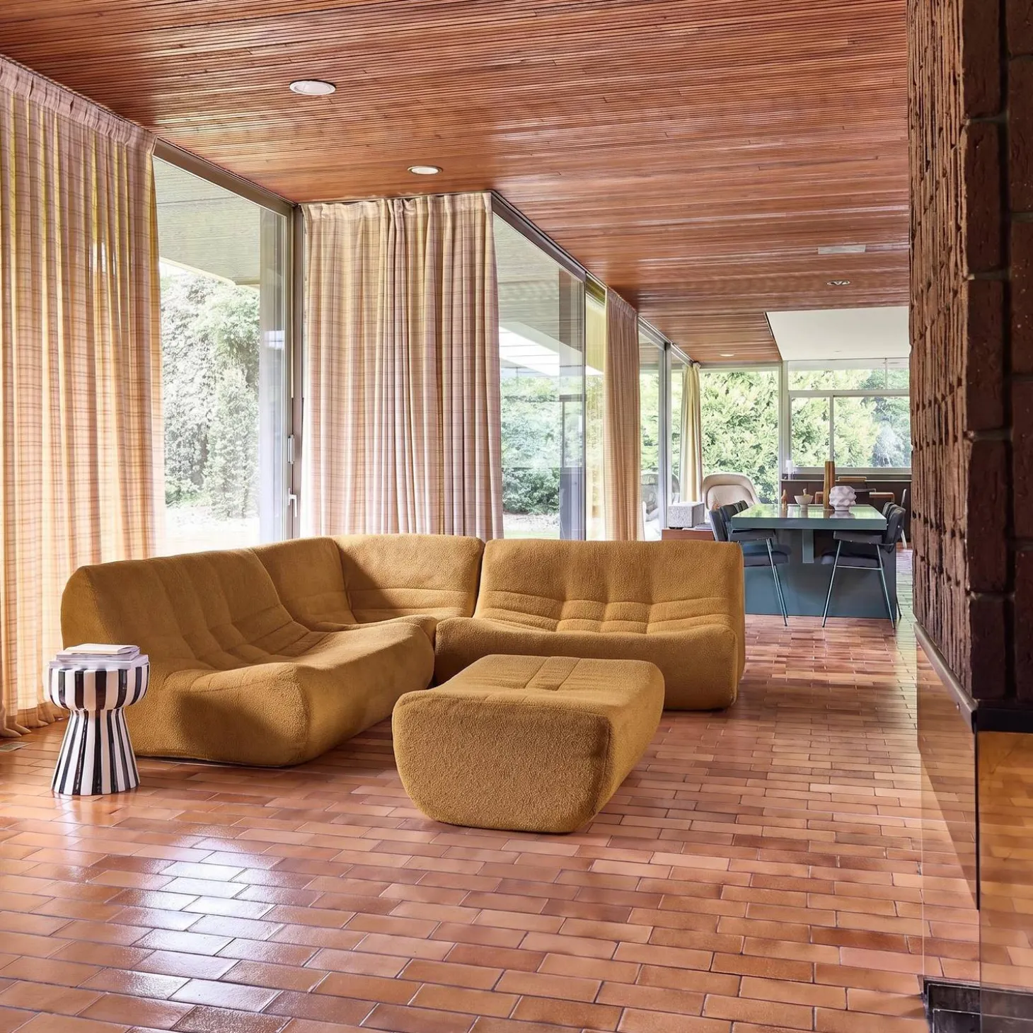 Modulares 5-Sitzer Ecksofa mit strukturiertem Bouclé-Bezug und Hocker