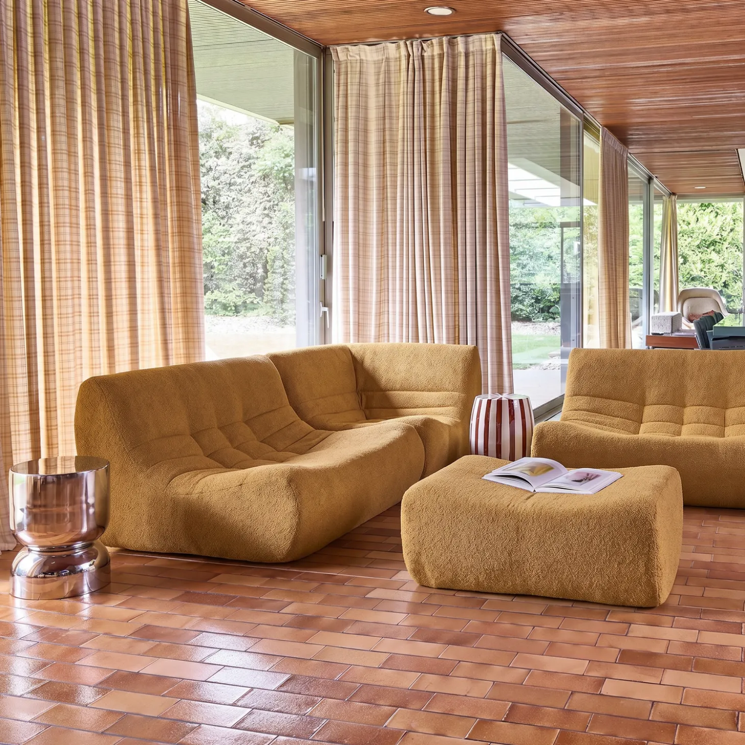 Modulares 5-Sitzer Ecksofa mit strukturiertem Bouclé-Bezug und Hocker
