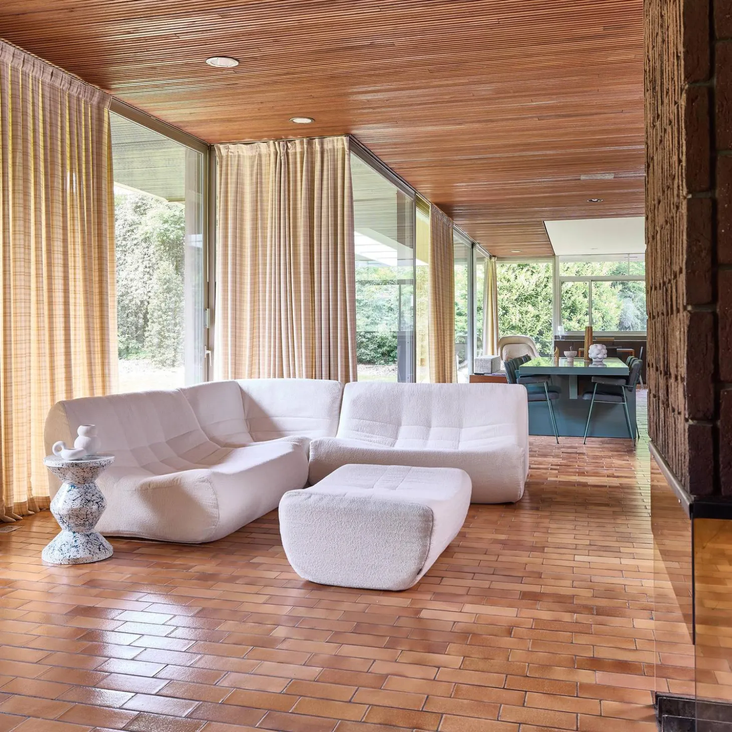 Modulares 5-Sitzer Ecksofa mit strukturiertem Bouclé-Bezug und Hocker