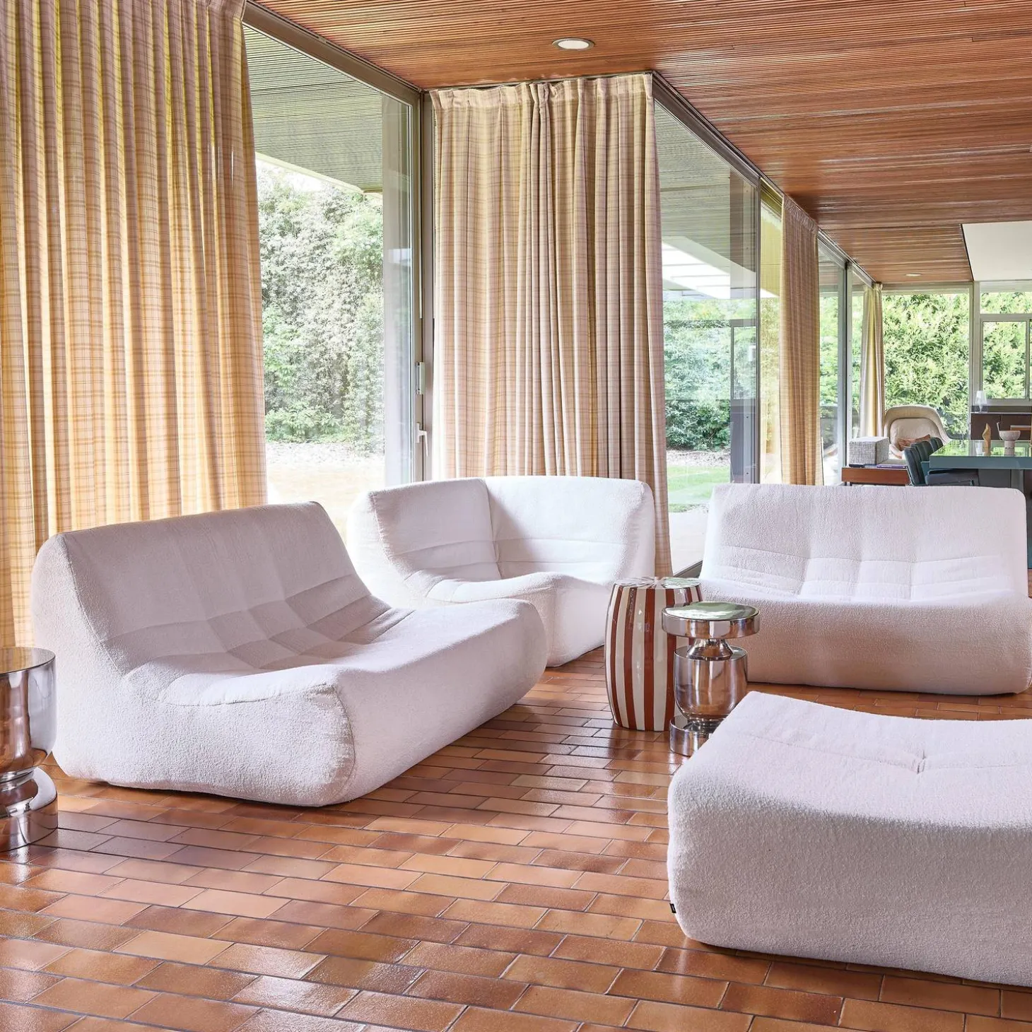 Modulares 5-Sitzer Ecksofa mit strukturiertem Bouclé-Bezug und Hocker