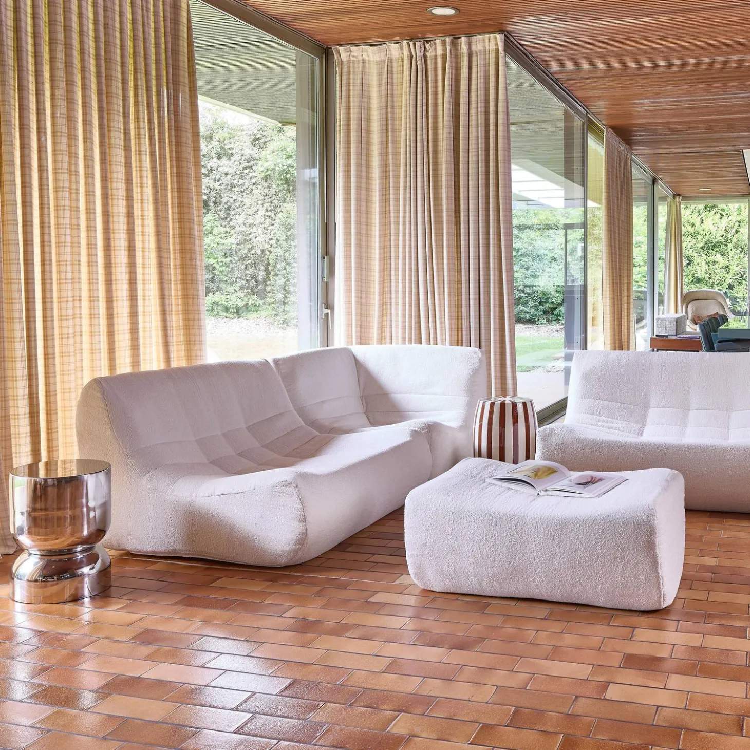 Modulares 5-Sitzer Ecksofa mit strukturiertem Bouclé-Bezug und Hocker