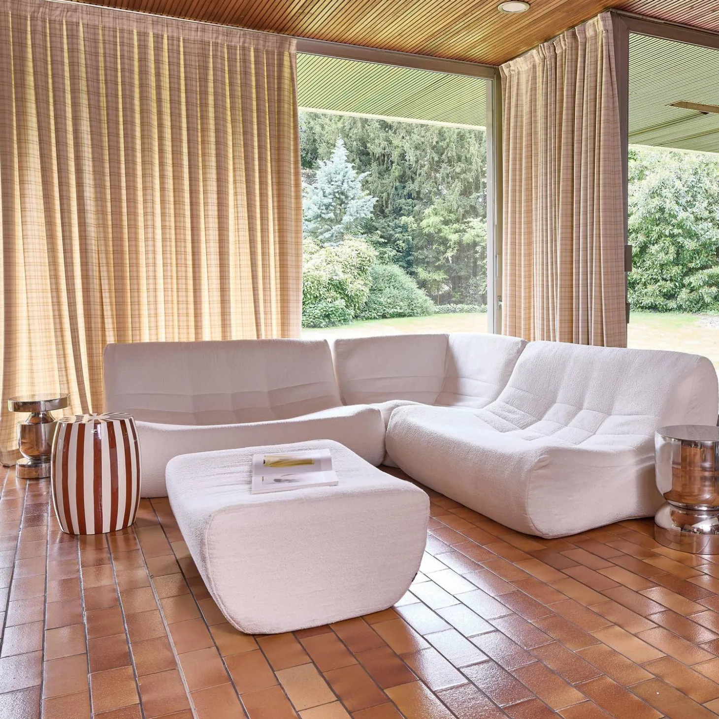 Modulares 5-Sitzer Ecksofa mit strukturiertem Bouclé-Bezug und Hocker