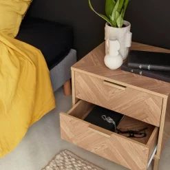 Nachttisch, Holzdekor in Fischgrät-Optik
