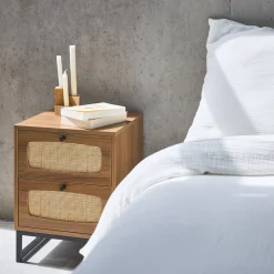 Nachttisch mit Holzdekor und Rattan-Geflecht