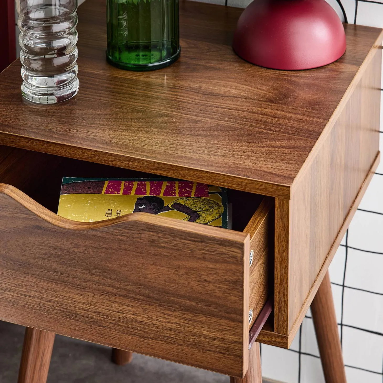 Nachttisch mit nussfarbenem Holzdekor, 1 Schublade