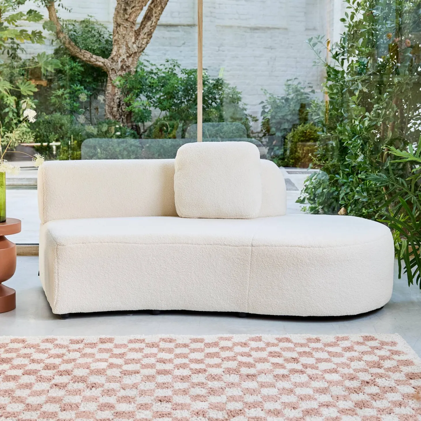 Organisches 2-3-Sitzer-Sofa mit Bouclé-Bezug und einer kleinen Recamiere