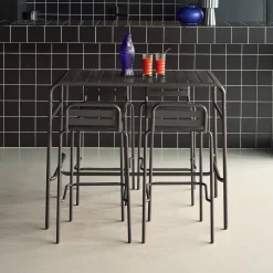 Outdoor-Bartisch + 4 Barhocker mit Lehne aus Stahl