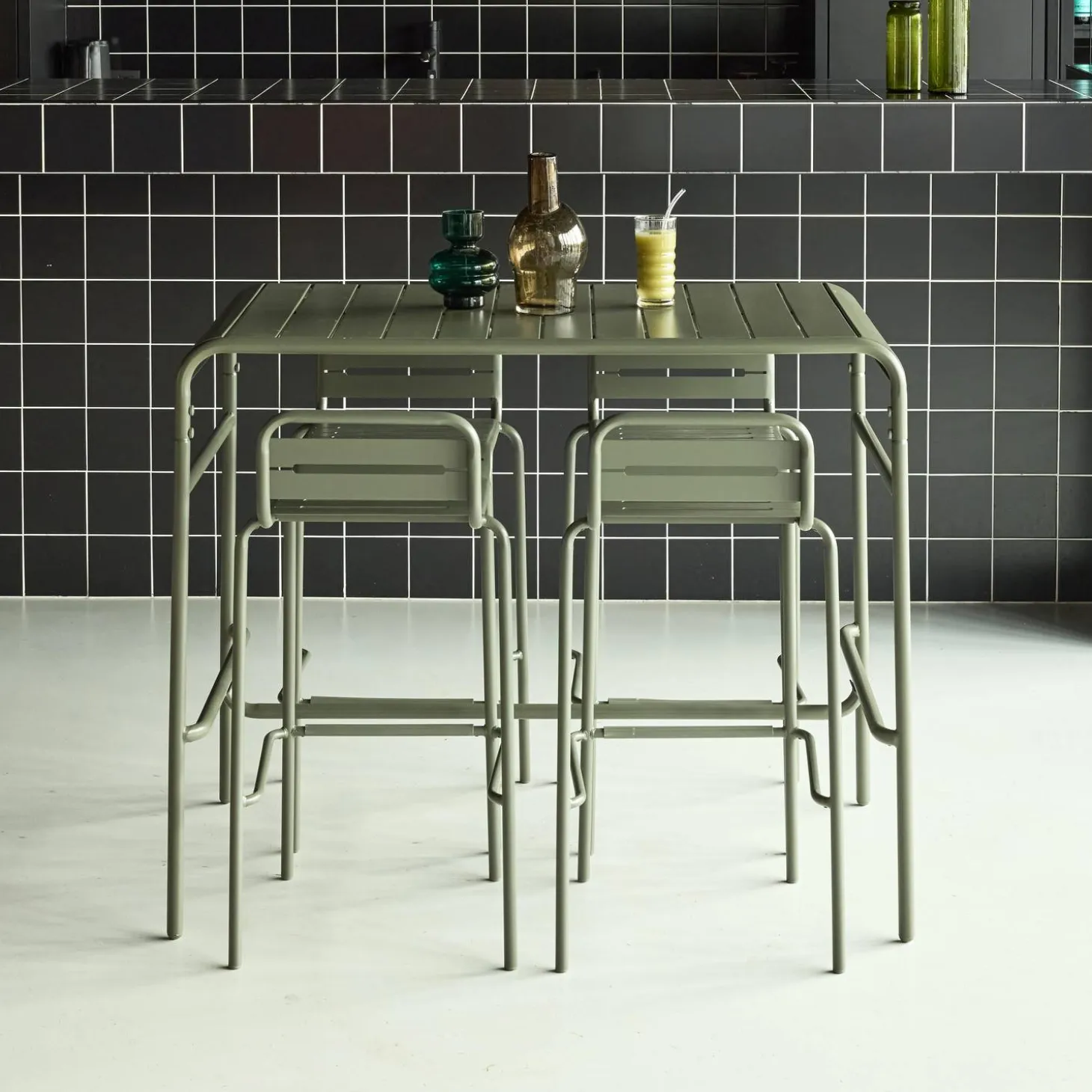 Outdoor-Bartisch + 4 Barhocker mit Lehne aus Stahl