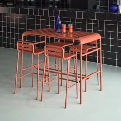 Outdoor-Bartisch + 4 Barhocker mit Lehne aus Stahl
