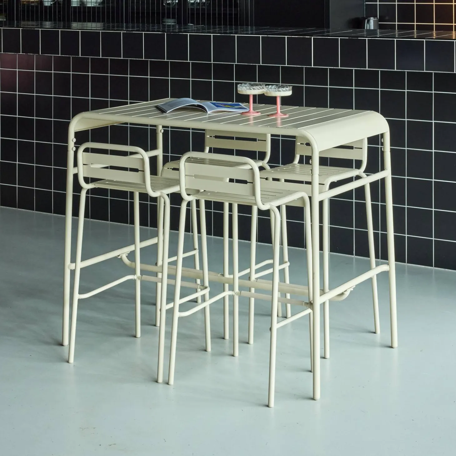 Outdoor-Bartisch + 4 Barhocker mit Lehne aus Stahl