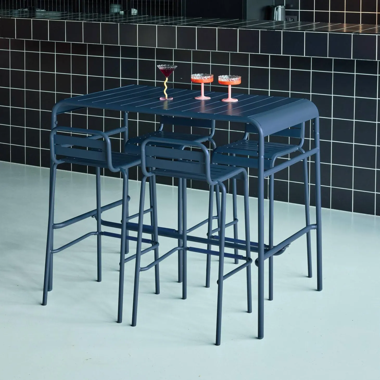 Outdoor-Bartisch + 4 Barhocker mit Lehne aus Stahl