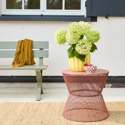 Outdoor-Beistelltisch aus Stahl mit Gittereffekt