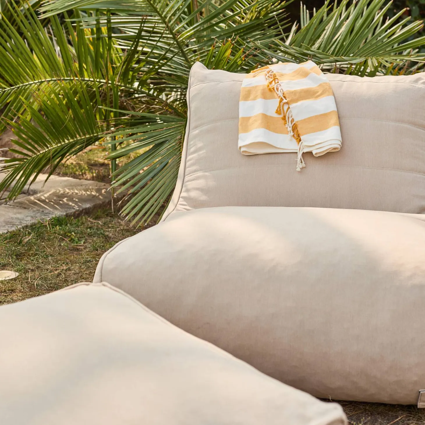 Outdoor Sessel und Fußhocker mit Olefin-Bezug in beige