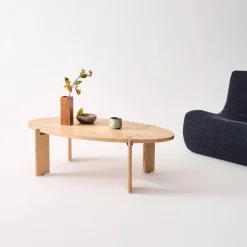 Ovaler Couchtisch aus Massivholz 120 cm