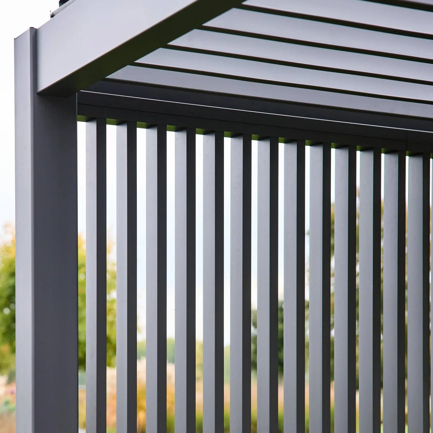 Pergola mit Lamellendach Triomphe 3x4m mit 3 vertikalen Lamellenwänden 100cm
